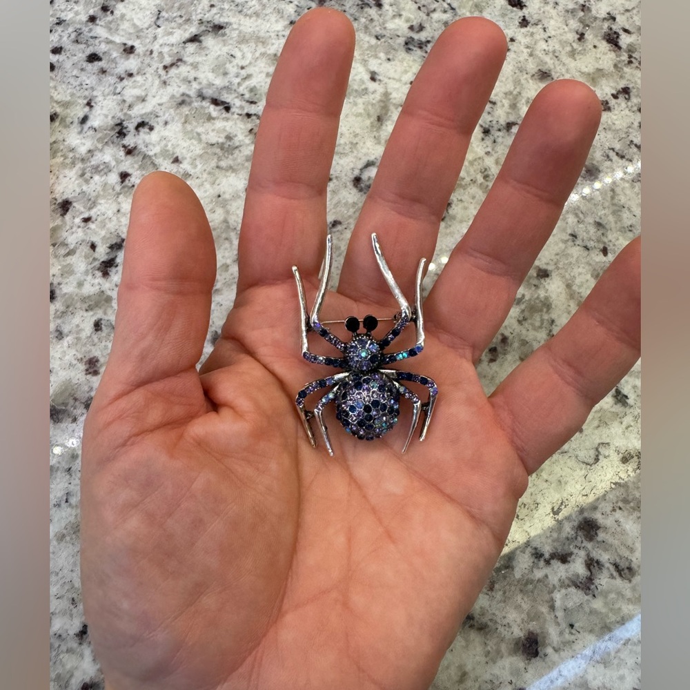 Awesome Sparkly Spider Brooch Pin - Picture 7 of 7